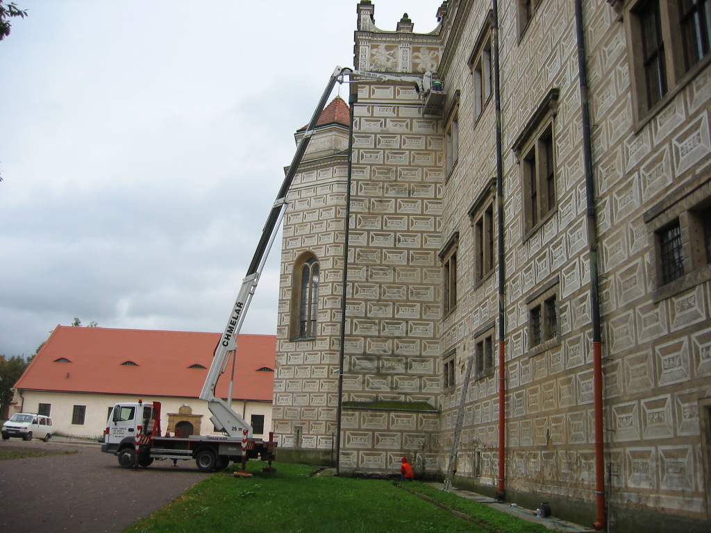 Práce na historické fasádě